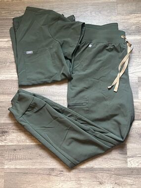 Figs women’s olive set